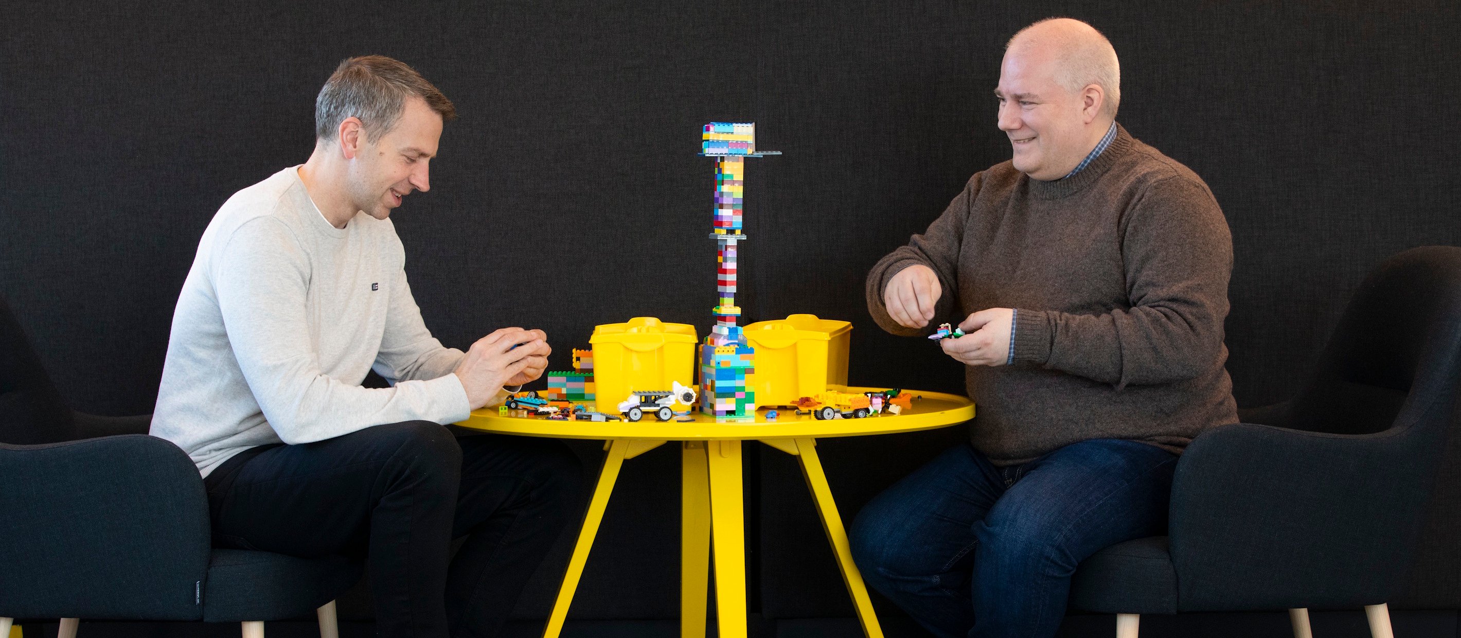 Två konsulter som bygger med LEGO