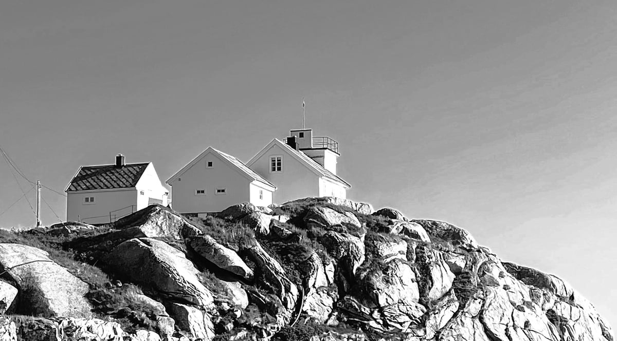 3 små hus på en fjellknaus i Lofoten