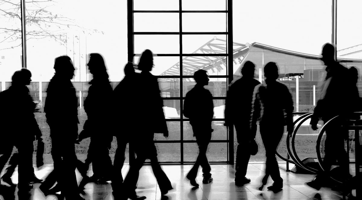 Många människor rör sig i en byggnad