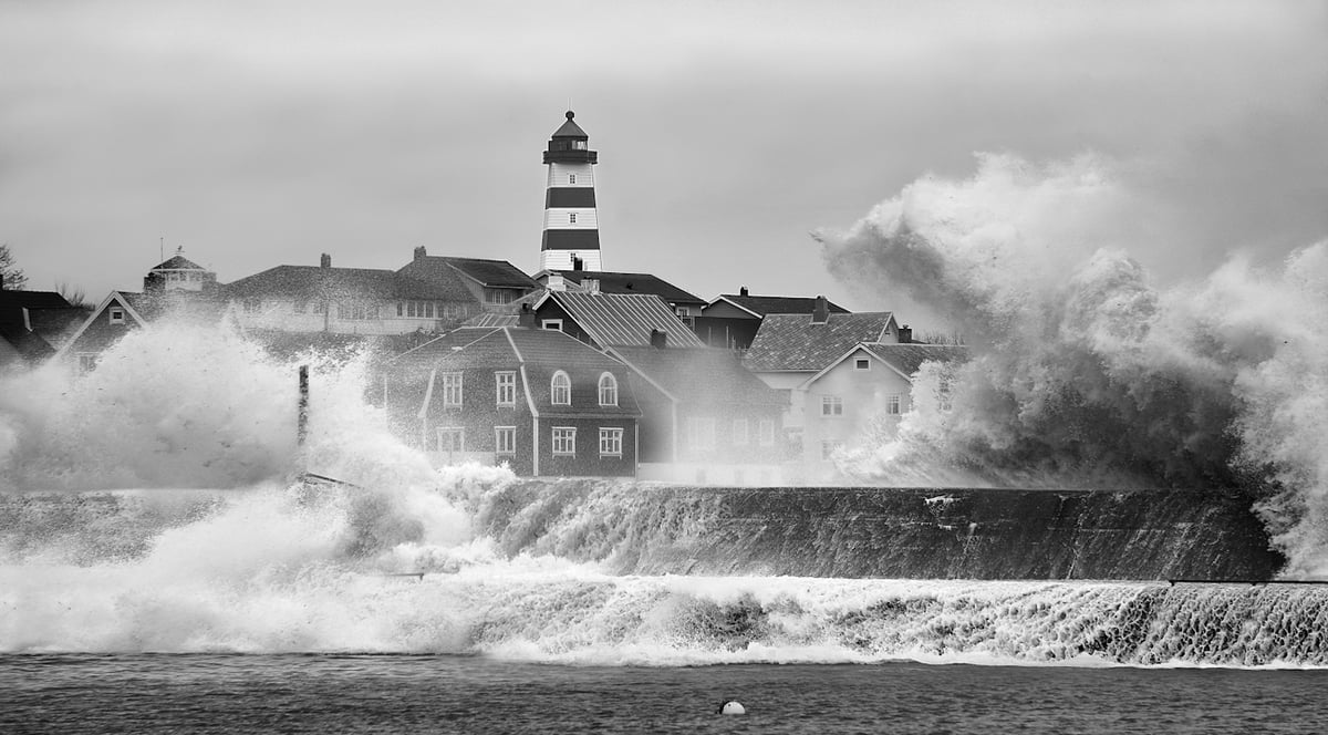 Vinterstormer og bølger som slår mot Alnes, Godøy, Ålesund, Norge
