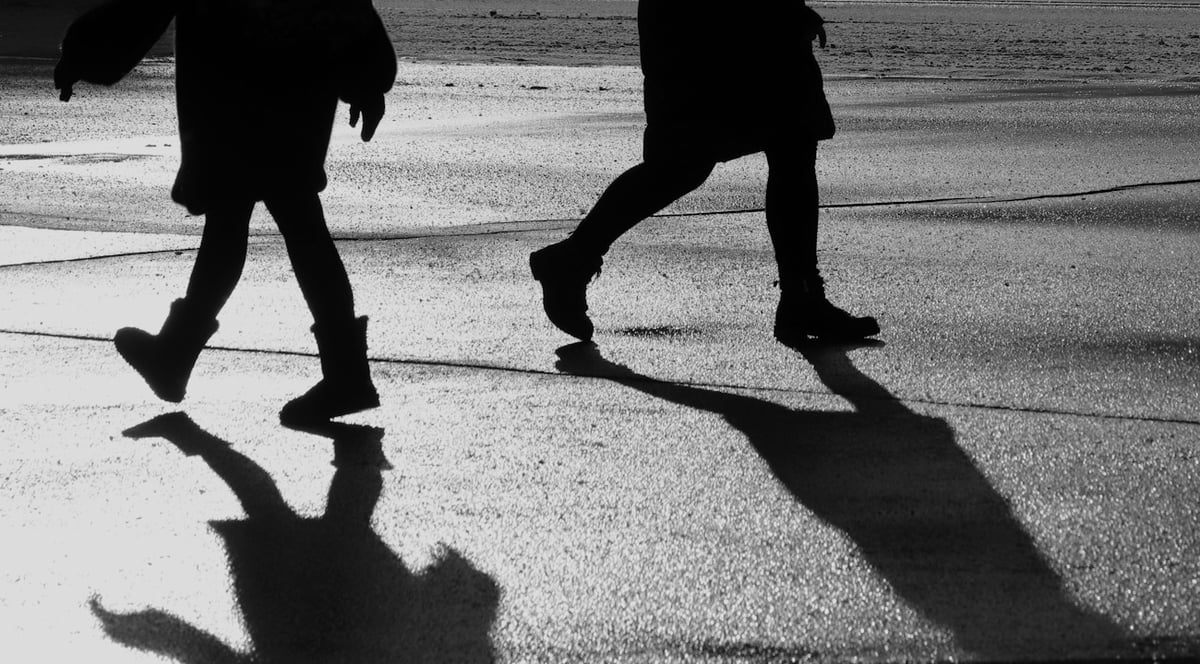 Två personer som promenerar i staden 