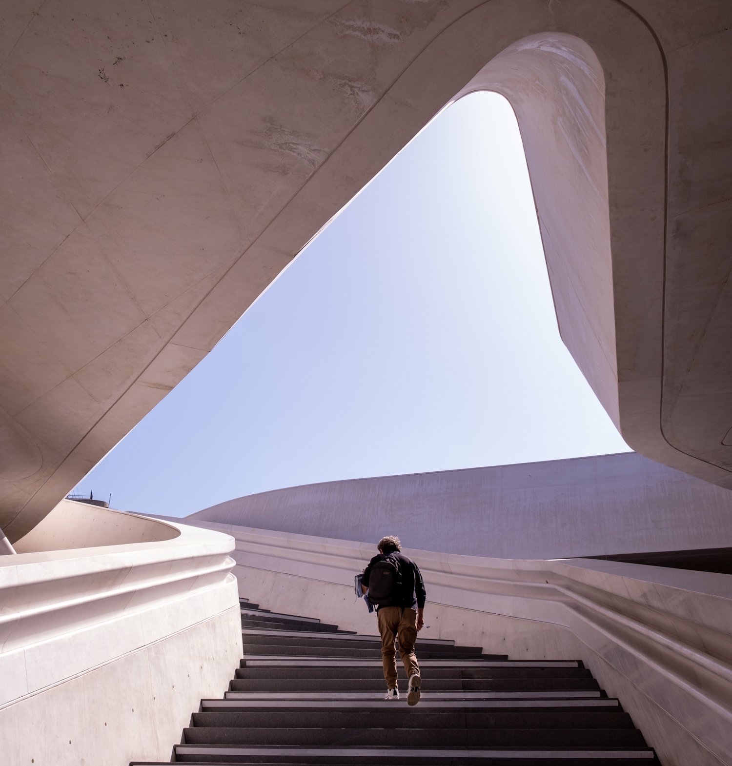 Enn mann som går opp en trapp