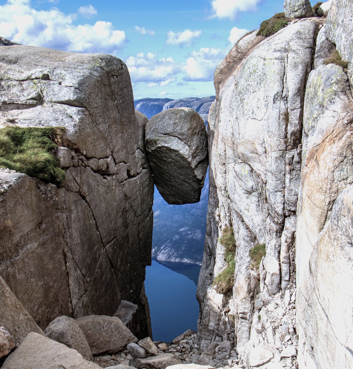 Kjeragbolten - 959 meter over Lysefjorden.