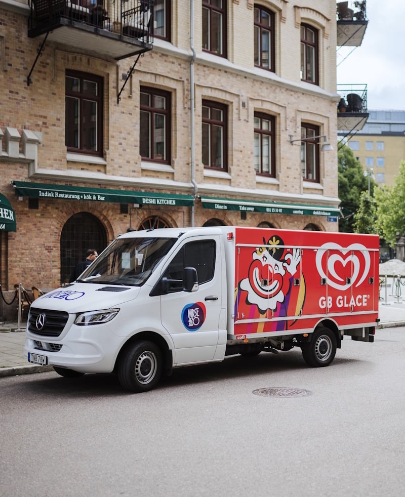Varsego-trailer som står på gatan Varsego-trailer som står på gatan