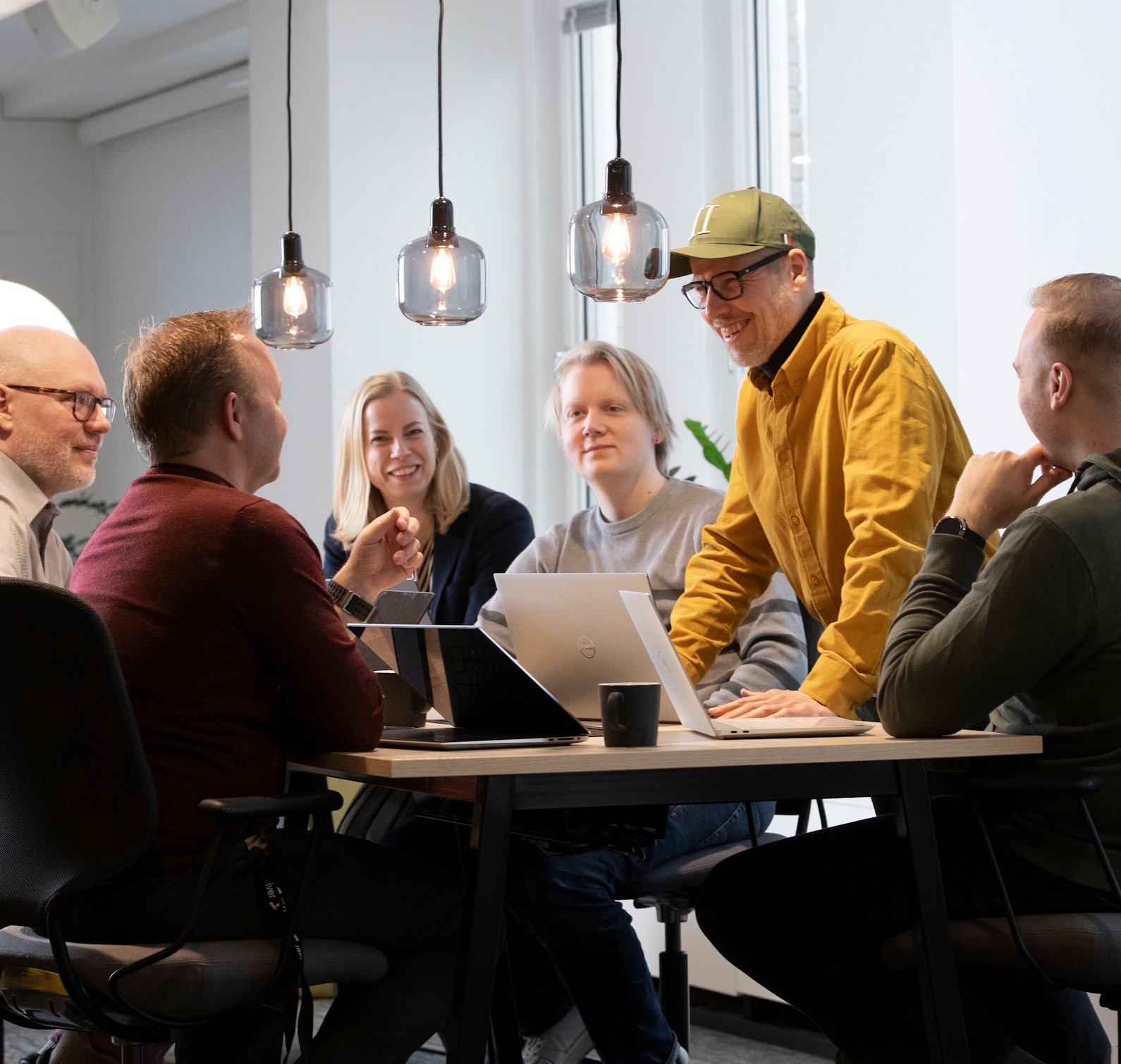 Sex personer som sitter i ett möte