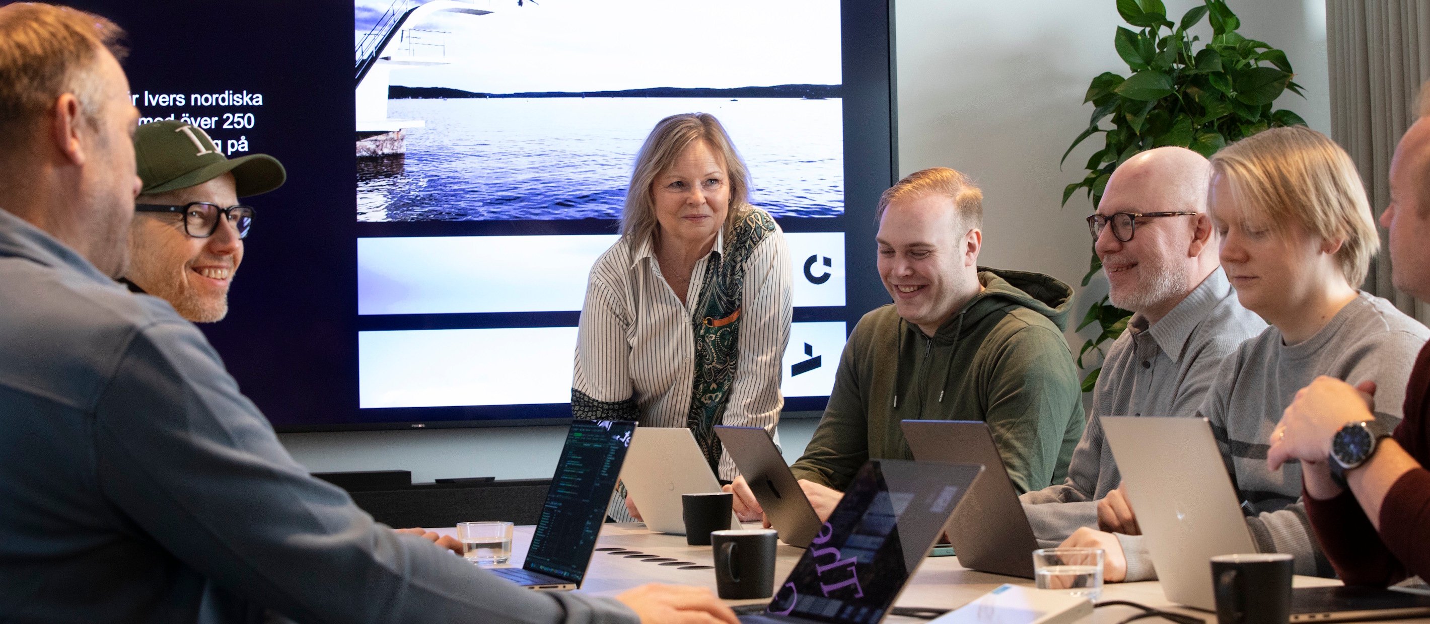 Sju Accelerate-anställda som sitter i ett möte