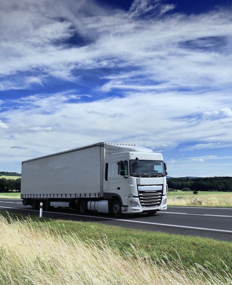 En trailer som kör på en väg En trailer som kör på en väg