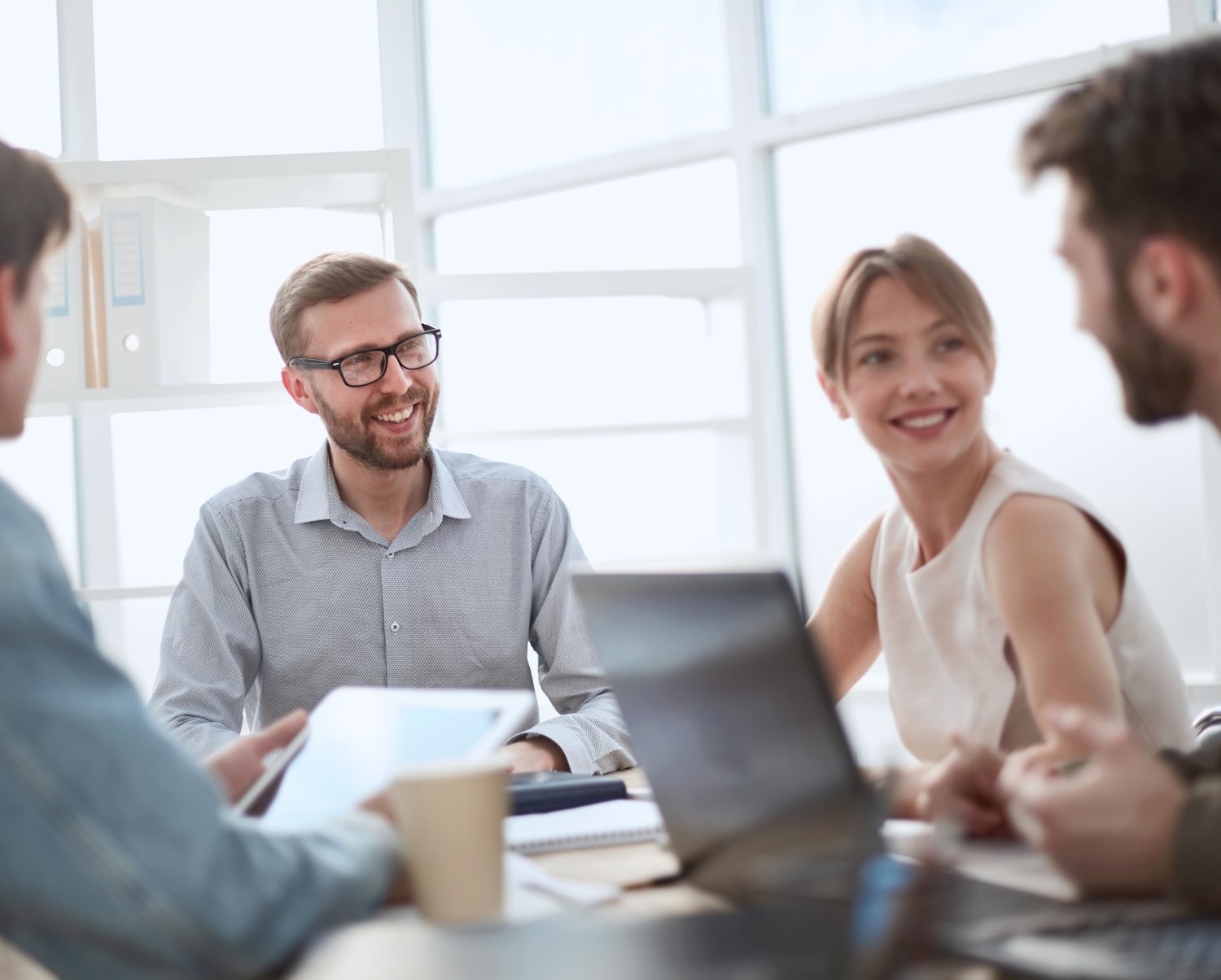 Ett möte med fyra personer i moderna lokaler