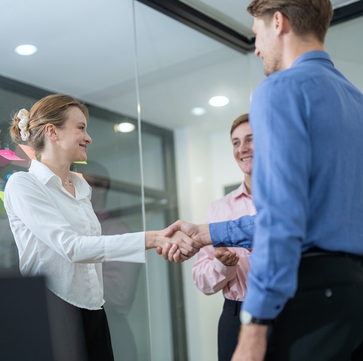 Två personer som håller varandra i handen