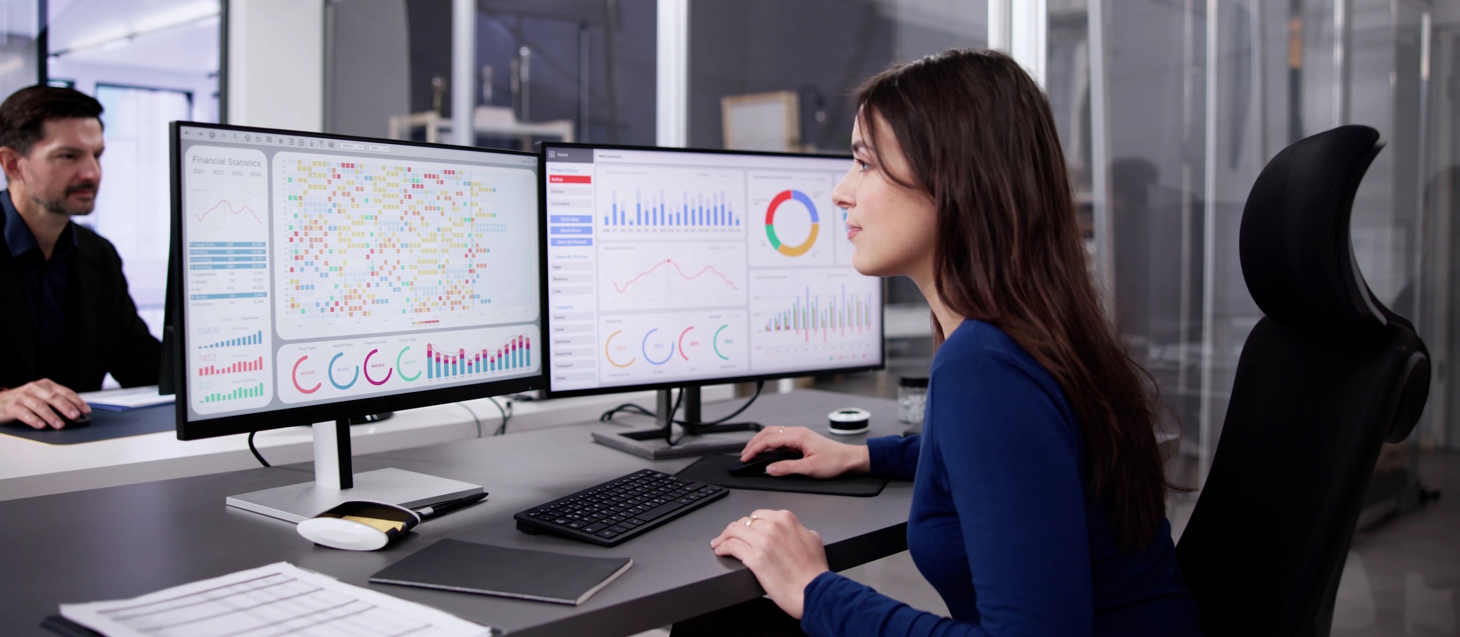 Ung kvinnlig dataanalytiker framför instrumentpaneler