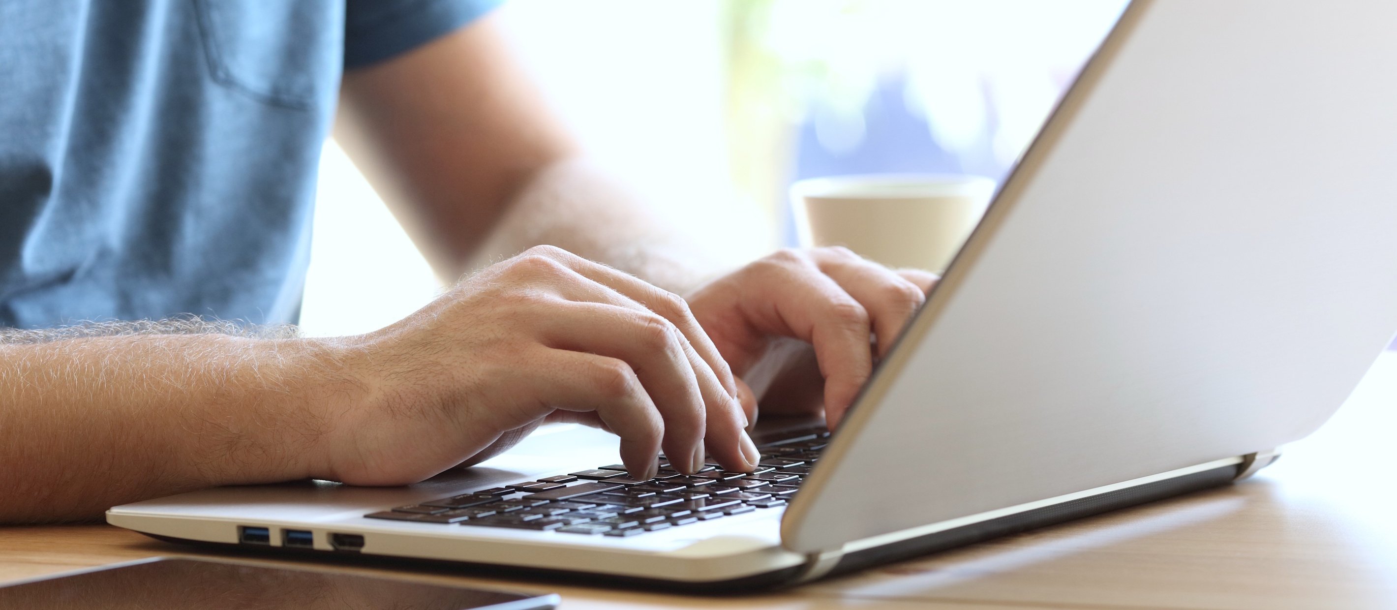 Man som arbetar på ett tangentbord