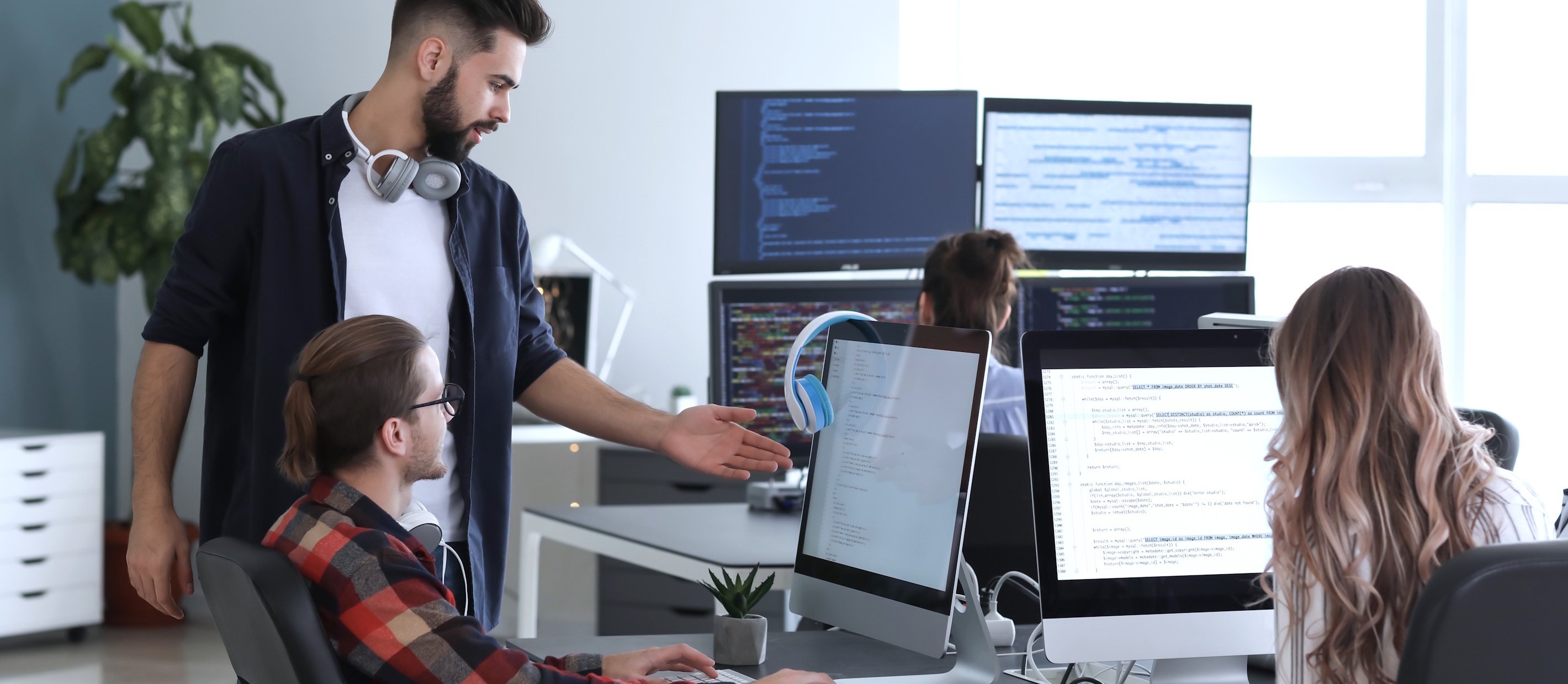 IT-konsulter som arbetar tillsammans på kontoret