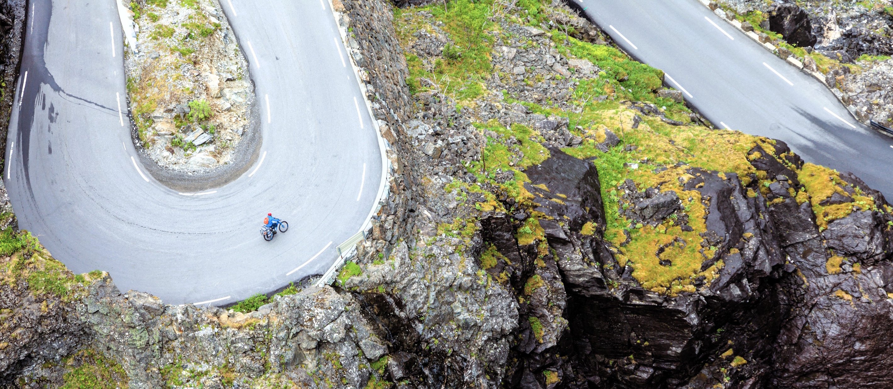 En syklist på Trollstigen i Norge