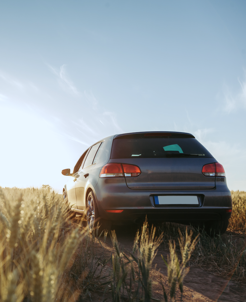 En Volkswagen-bil som står på en åker.