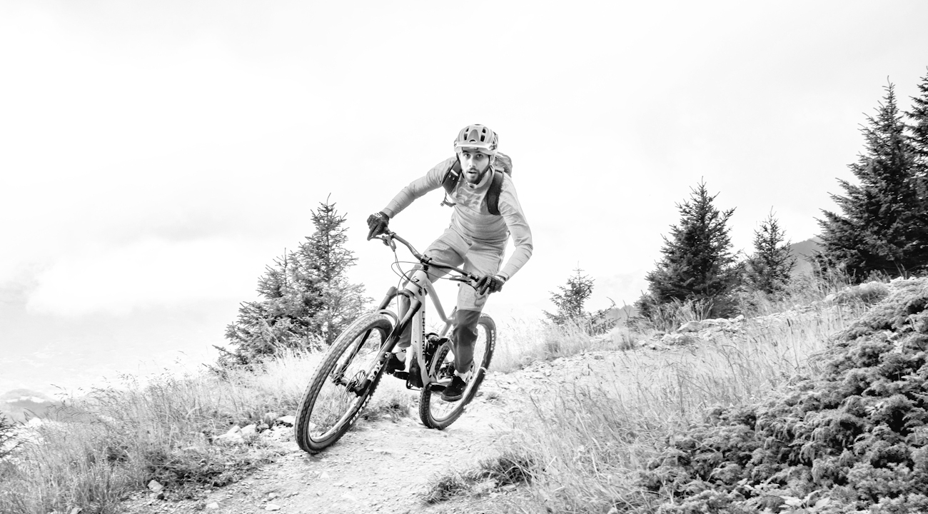 En man på en terrängcykel