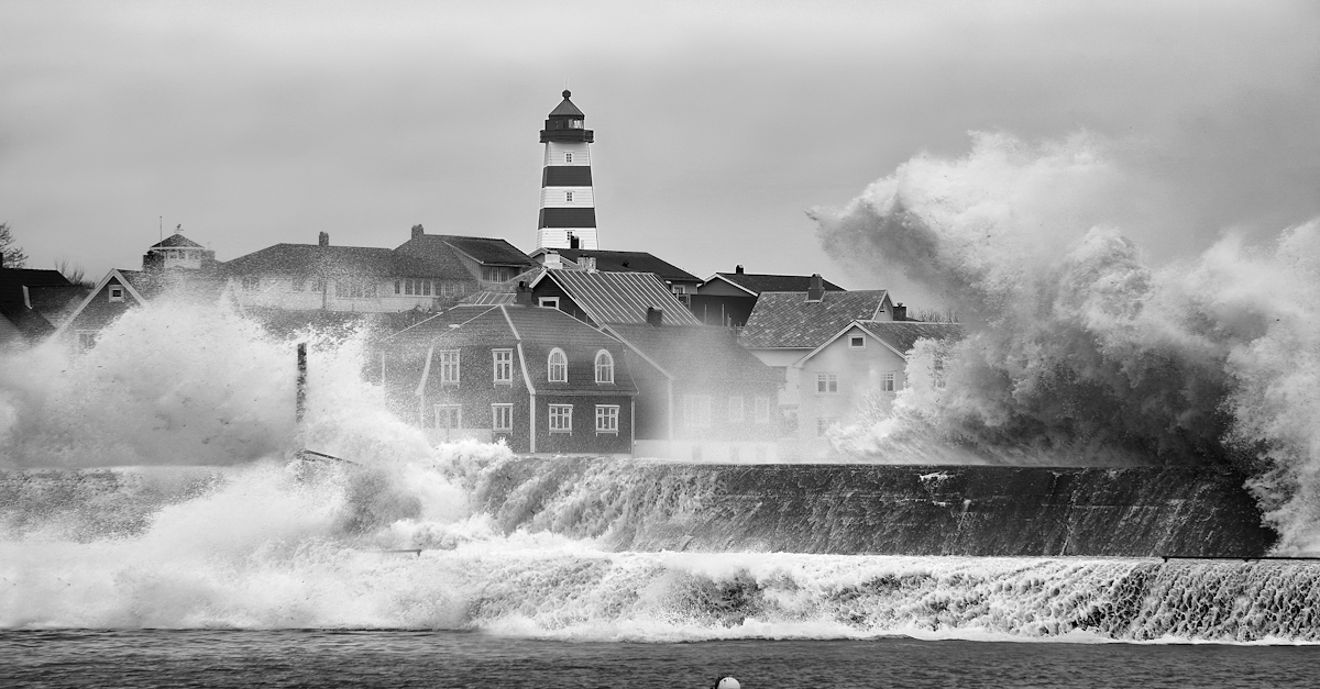 Vinterstormer og bølger som slår mot Alnes, Godøy, Ålesund, Norge