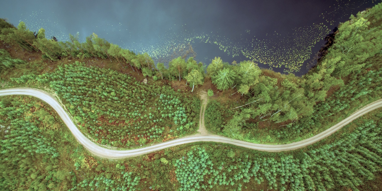 En svingete vei ved en innsjø