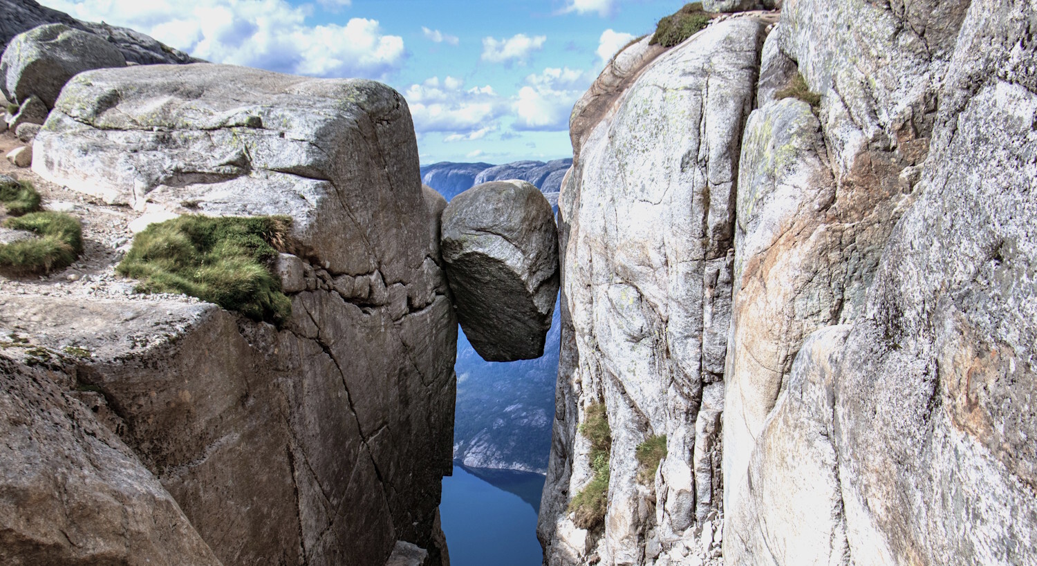 Kjeragbolten - 959 meter over Lysefjorden