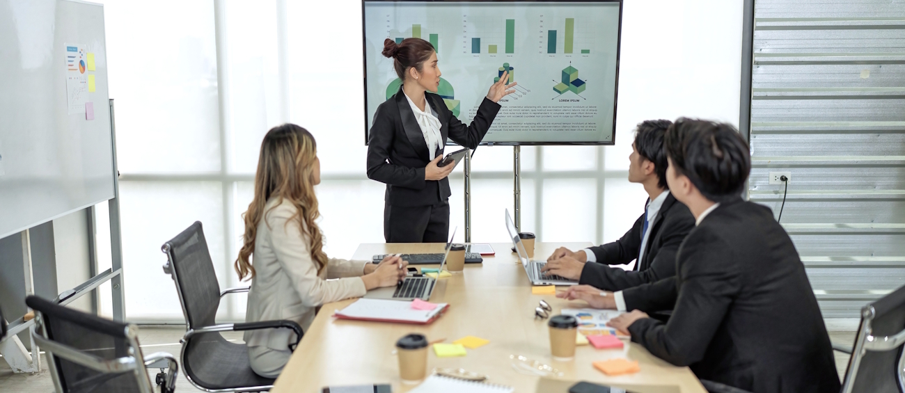Kundmöte med presentation på storbildsskärm, konferensdiskussion, brainstorming och samarbete